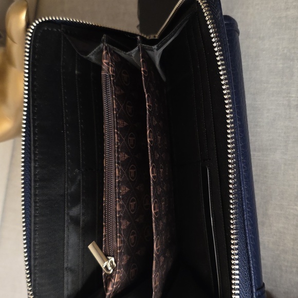 London Fog Pebbled Long Zip Wristlet - Picture 6 of 7